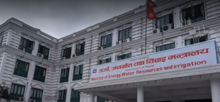 बाढीले गोरखामा अवरुद्ध विद्युत जोड्ने कार्य तीव्र, रातिसम्म आरूघाट चार्ज गर्ने प्रयास
