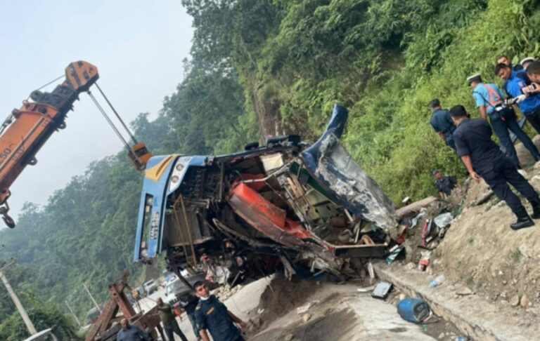 दाउन्नेमा बस दुर्घटना ,४काे मृत्यु