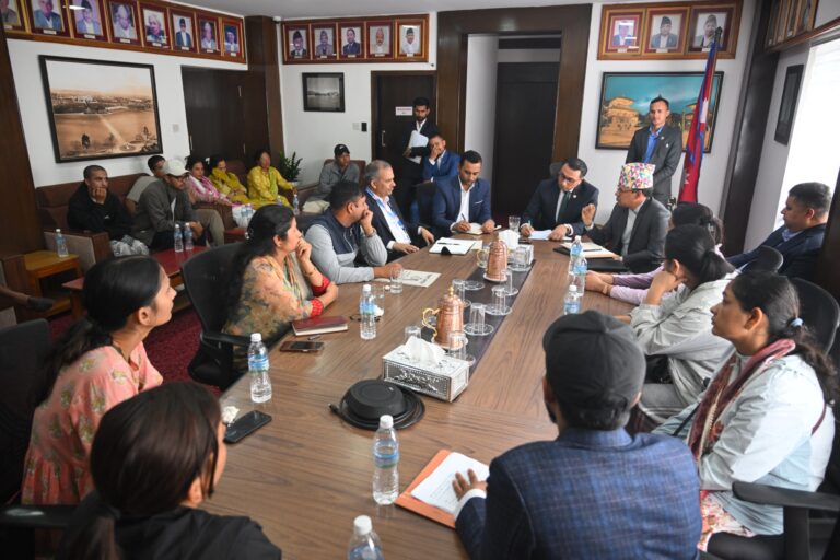 अर्थमन्त्रीले भोटेकोशी बाढीमा मृतक र वेपत्ता कर्मचारीका परिवार भेटे